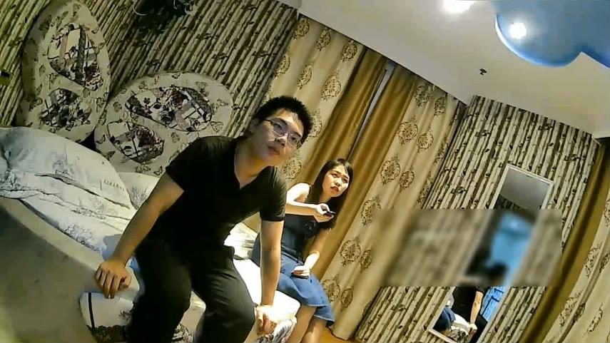 白瞎了鲜花插牛粪上了外表清纯素雅身材苗条连衣裙美女被四眼男啪啪啪貌似J8还挺大的把美女干的尖叫胡言乱语