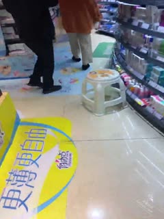 【海角❤️luan伦大神】luan伦爱好者✨ 危险游戏妈妈戴着跳蛋逛街 出门被扫地阿姨发现了 强烈快感忍不住蹲下 回到家湿透了